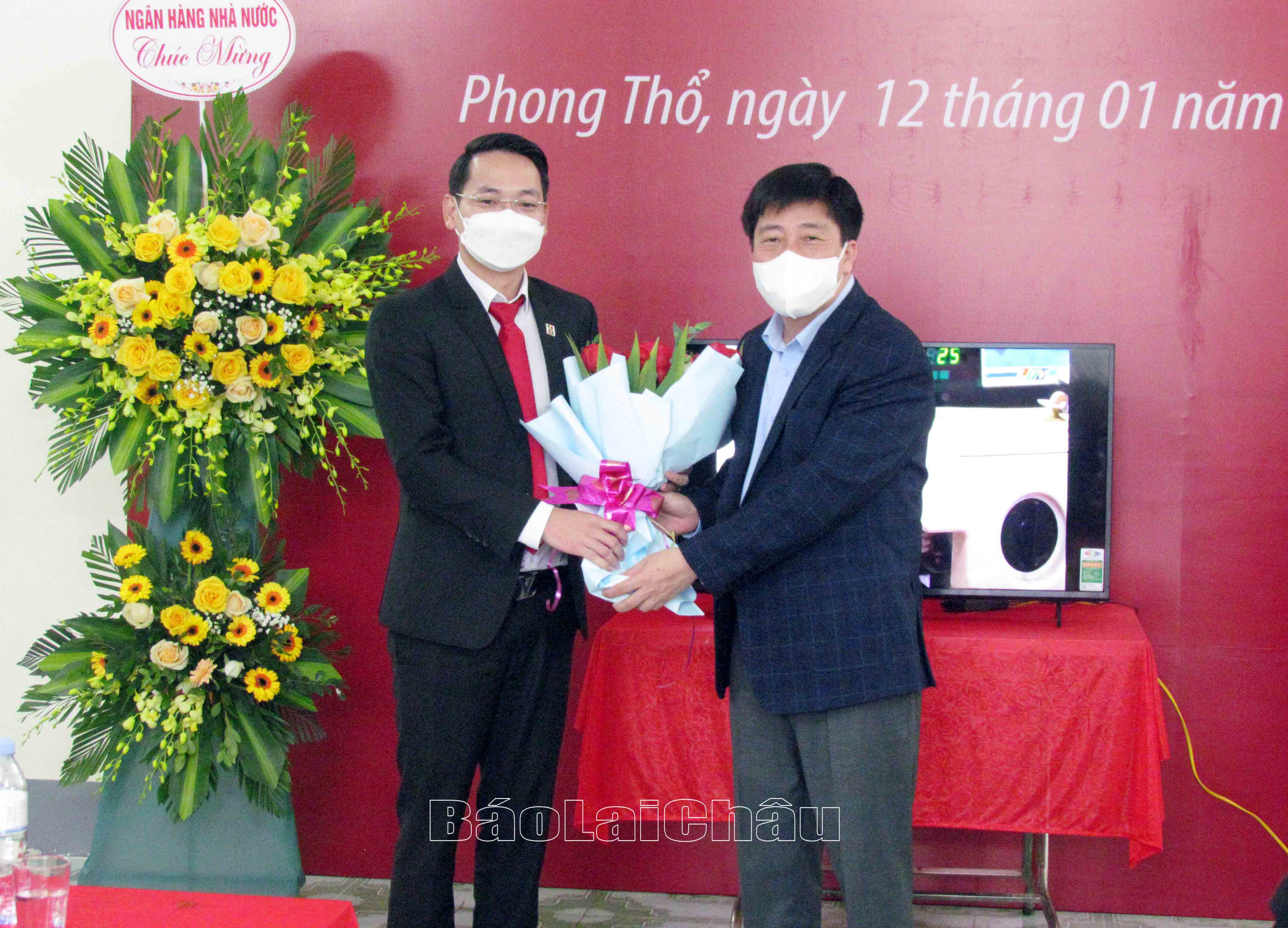 Lãnh đạo UBND huyện Phong Thổ tặng hoa chúc mừng Điểm giao dịch.